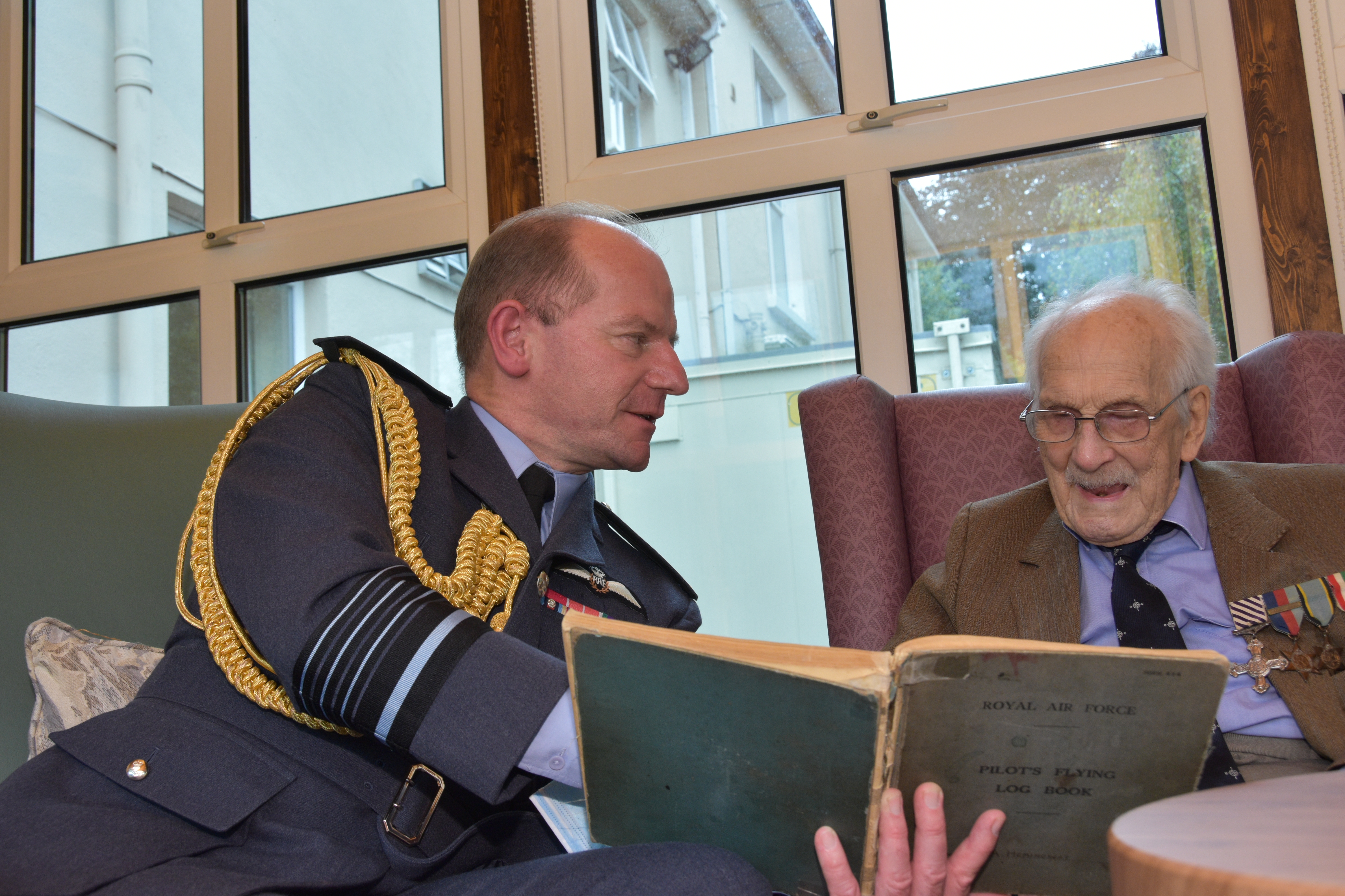 Group Captain (retired) John ‘Paddy’ Hemingway and Air Chief Marshal Sir Mike Wigston read book. 