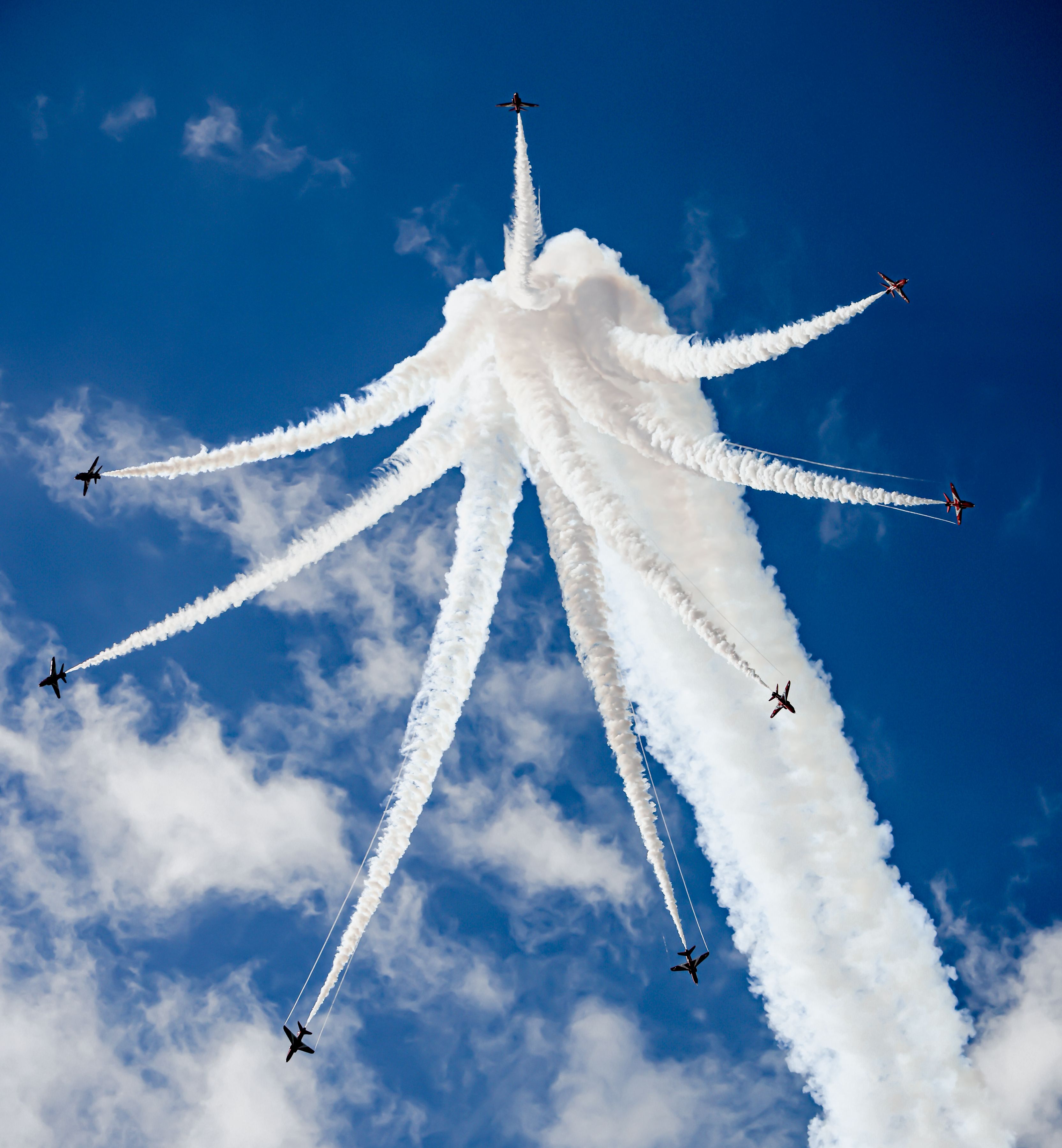 8 Rad Arrows aircraft splitting off from a central point, creating an impressive smoke trail