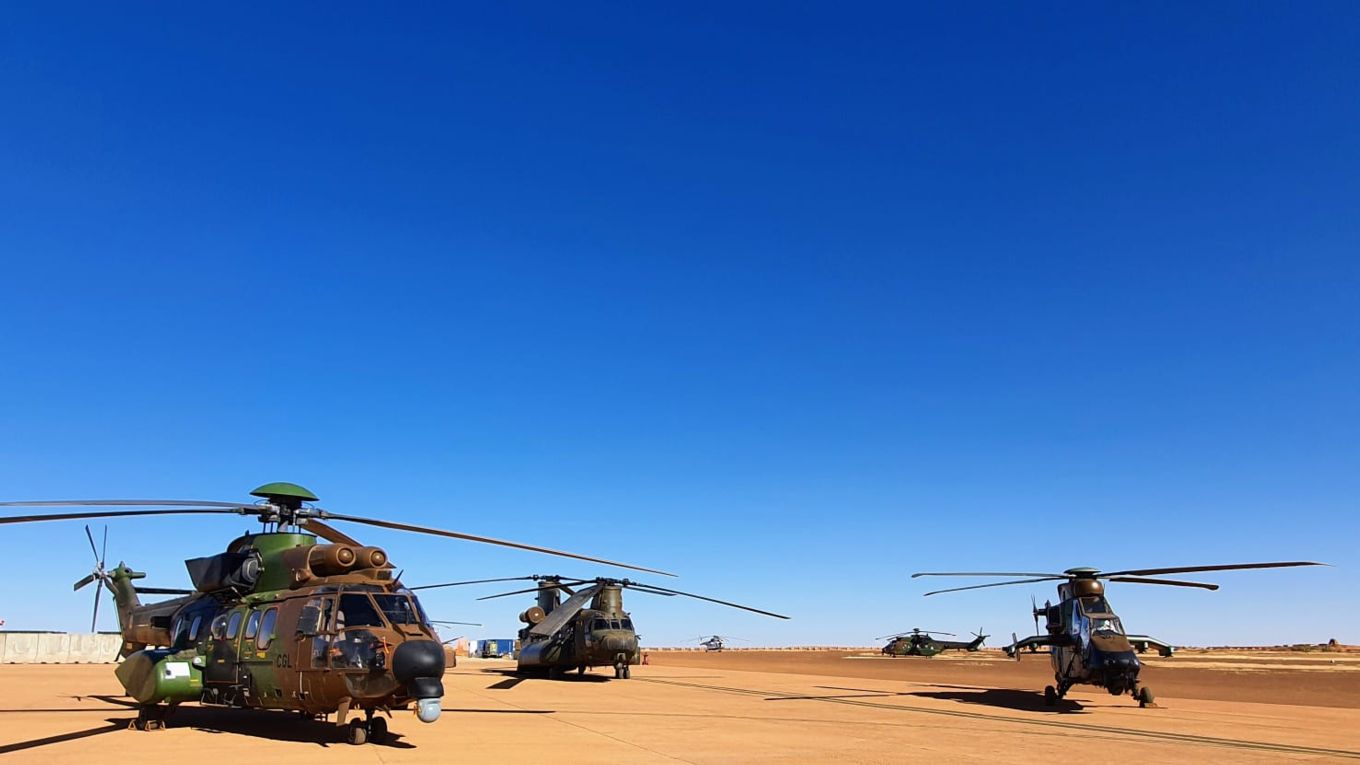 Helicopters-in-desert