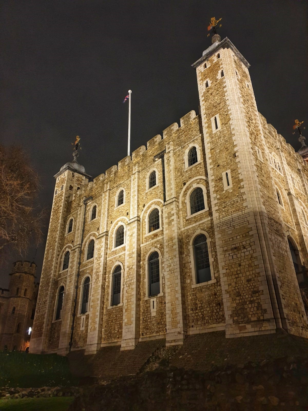 An image of the White Tower within the Tower of London. 